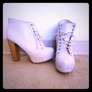 4" White, woven pattern heels.